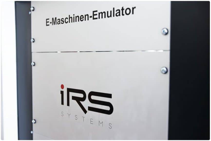 IRS-EME-Schaltschrank, Vordertür mit der Aufschrift E-Maschinen-Emulator und dem IRS-Logo