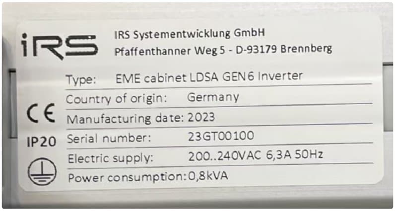 Typenschild: IRS Systementwicklung GmbH, Typ EME cabinet LDSA GEN6 Inverter, Ursprungsland Deutschland, Herstellungsdatum 2023, Stromversorgung 200..240VAC 6,3A 50Hz, Leistungsaufnahme 0,8kVA, CE, IP20