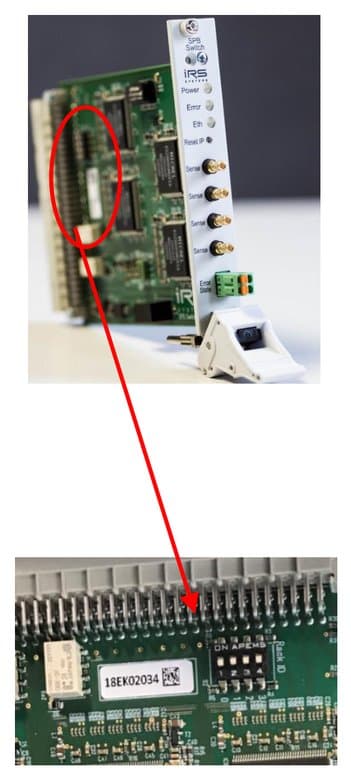 Backplane-Interface-Karte (SPB) mit markiertem DIP-Schalter für die Rack-ID neben dem Seriennummernetikett