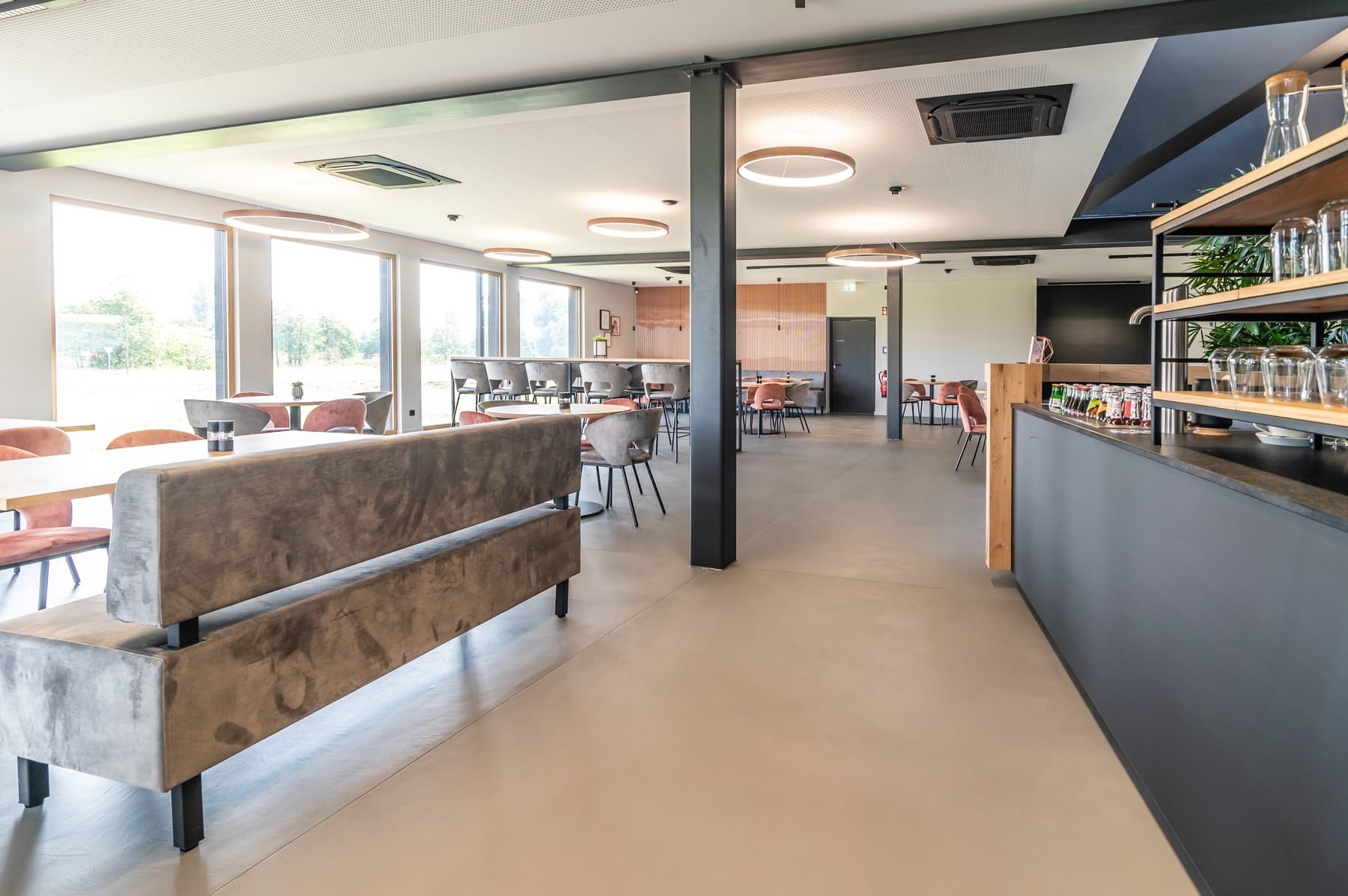 Kantine und Aufenthaltsbereich mit Blick ins Freie
