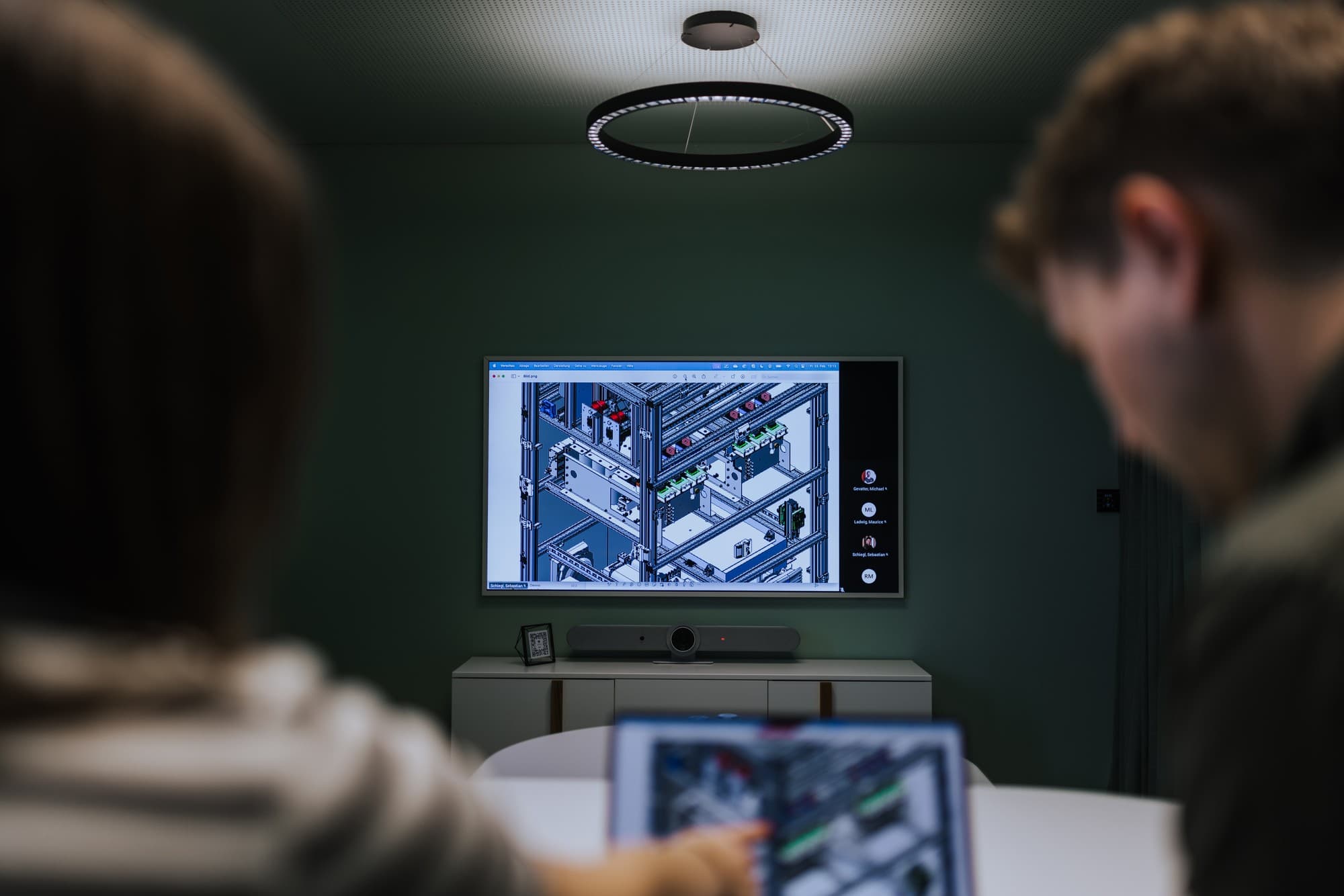 Zwei Personen betrachten die Konstruktion eines Prüfsystems