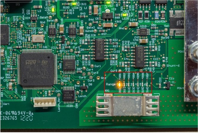 Bestückungsseite des CMM-IV mit den markierten Bereichs-LEDs 0 bis 6 neben dem Kühlkörper