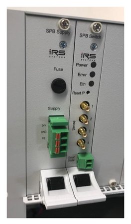 Karte SPB Supply mit Sicherung und grünem Versorgungssteckverbinder neben der Karte SPB Switch